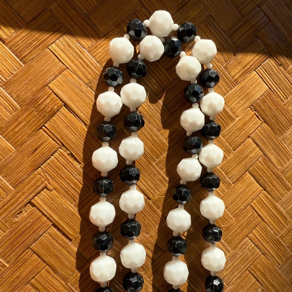 Vintage Black and White Beaded Costume Jewelry Necklace 12inch